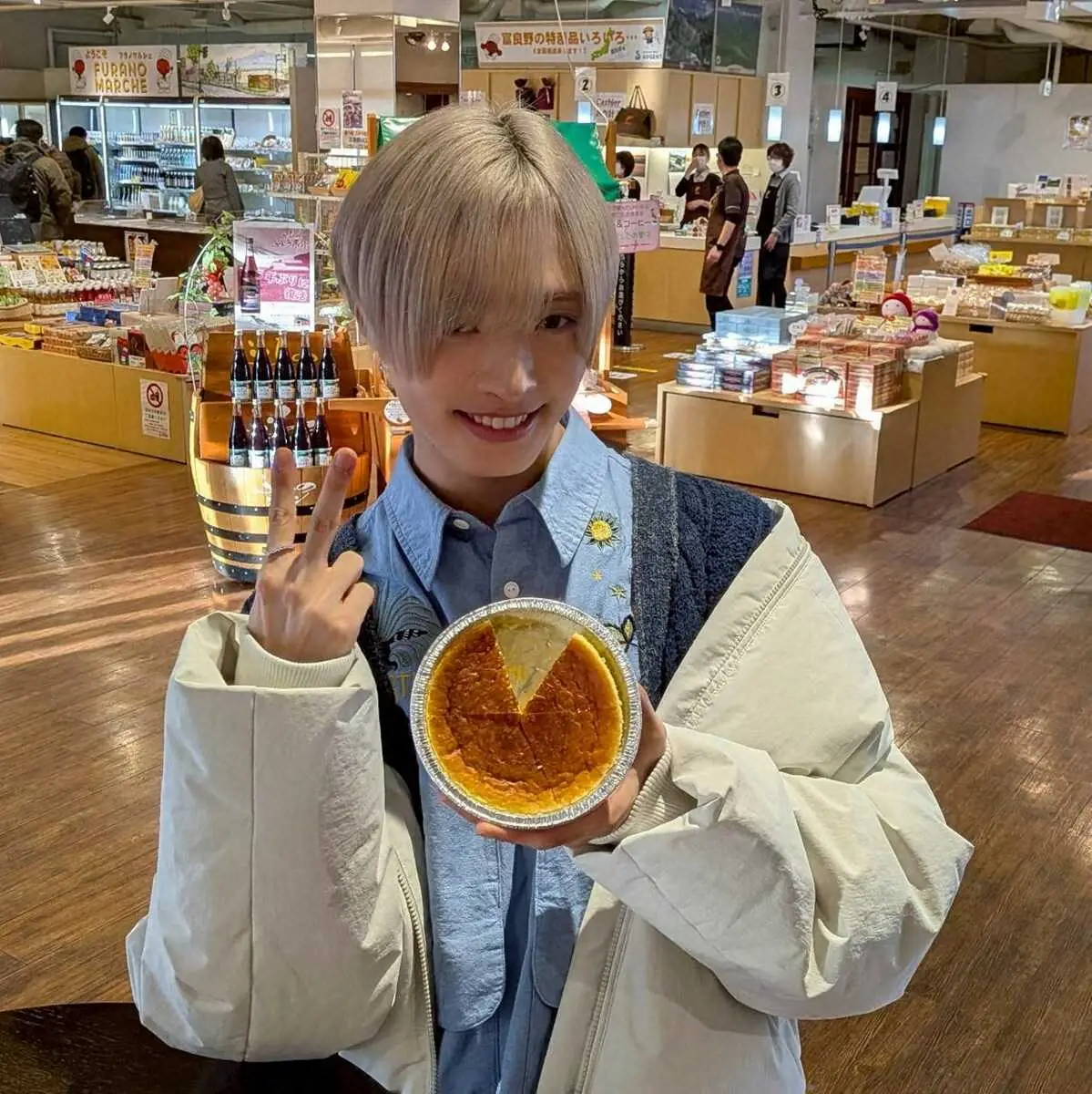 佐藤新　トラベター1周年記念限定グッズのキャップ 人気企画「ベタな旅人 トラベター」に出演するIMP.の佐藤新（C）HBC