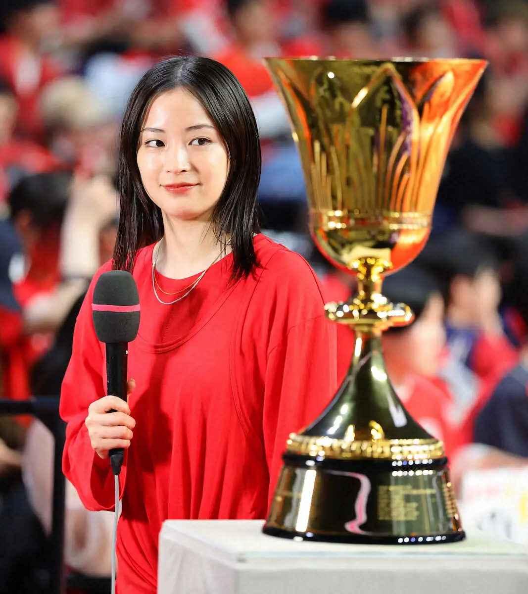 【画像・写真】“バスケの女神”広瀬すず　真っ赤なロングワンピース姿で応援！ネット反響「可愛い」「ノリノリ姿も良き」