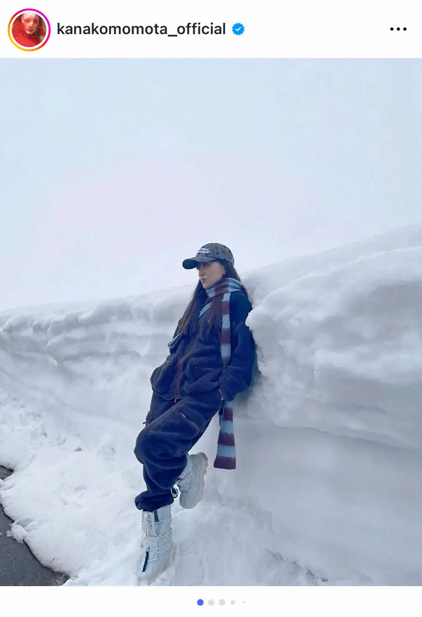 【画像・写真】ももクロ百田夏菜子　身長の高さまで積もった“雪の壁”にもたれるショットにフォロワー「カッコいい」