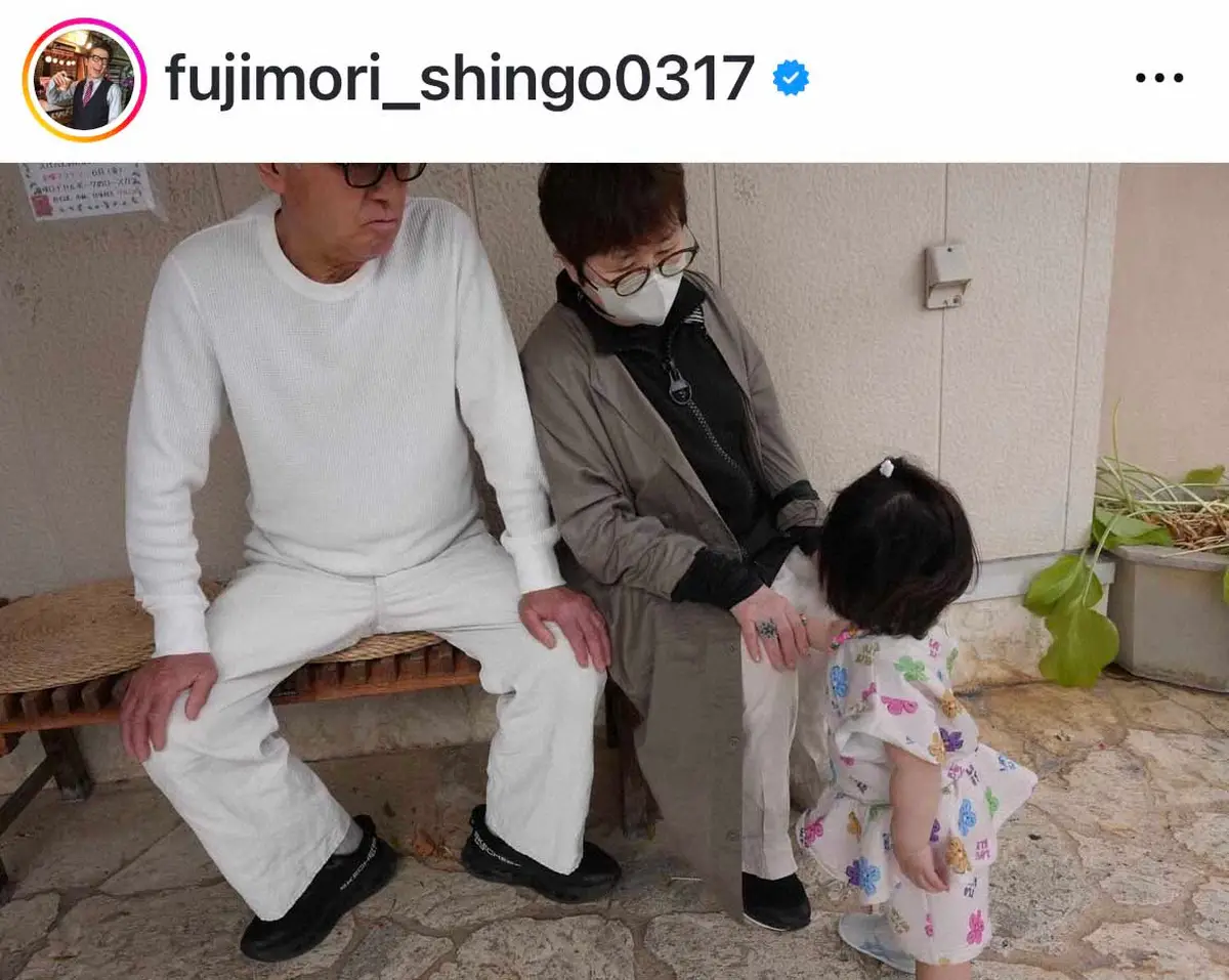 【画像・写真】藤森慎吾　両親とともに沖縄への家族旅行報告　1歳愛娘との2S公開「幸せのお裾分け」「理想です」の声