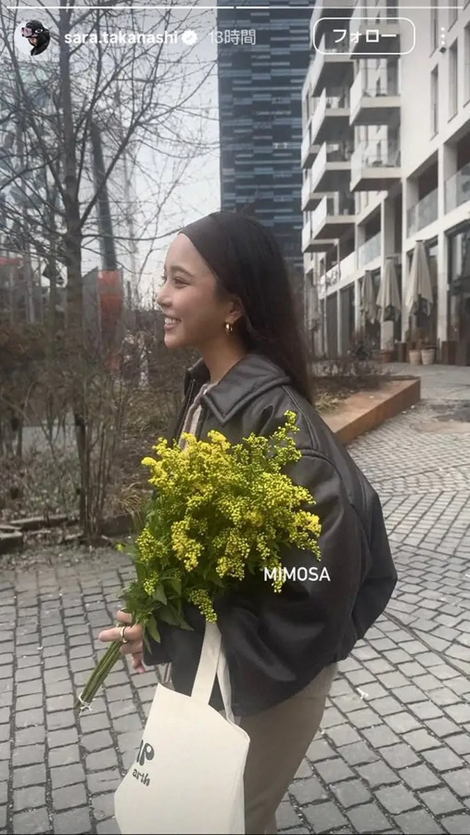【画像・写真】高梨沙羅　「MIMOSA」季節の花抱え…春らしいコーデまとい美しい横顔ショットを公開
