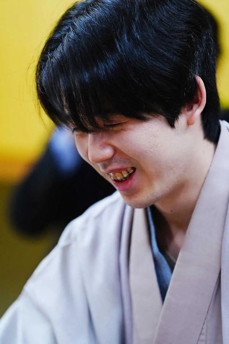 【画像・写真】＜第75期王将戦・第5局　第2日＞笑顔で感想戦に臨む藤井王将（撮影・河野　光希）