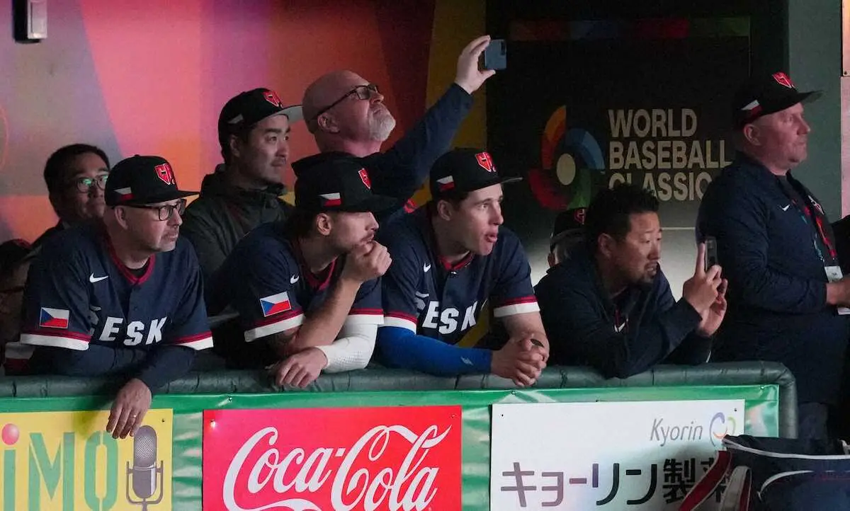 【画像・写真】稲葉浩志が「タッチ」生歌唱！圧倒的シャウトに東京D熱狂「最高の試合、楽しんでください」侍選手も拍手