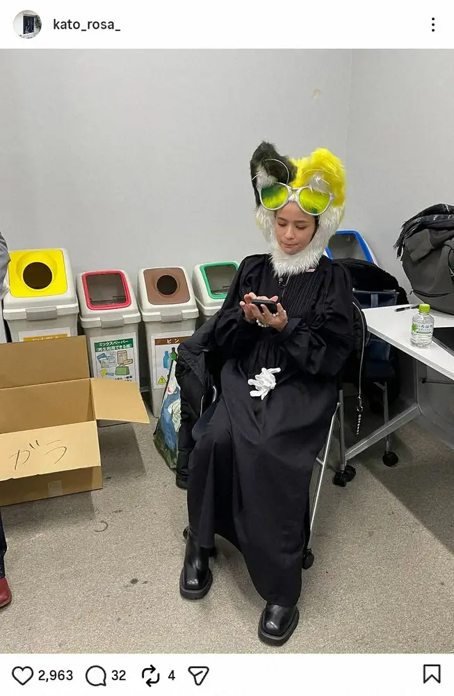 【画像・写真】加藤ローサ　スマホをいじる休憩中の“異色”オフショに反響「何してん」「こんなんかわいいやろ」