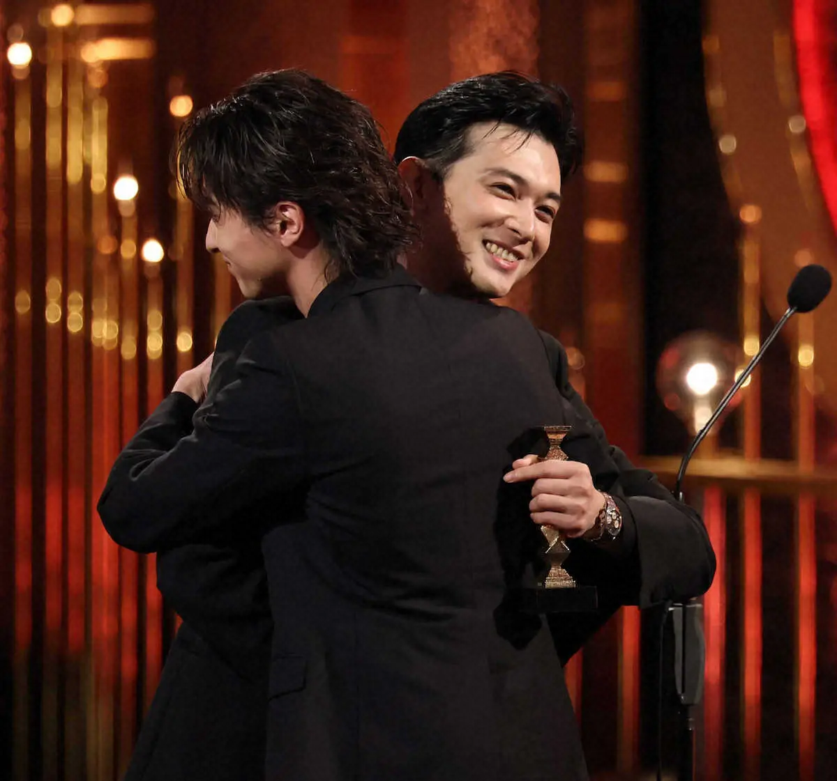【画像・写真】【日本アカデミー賞】「国宝」吉沢亮が最優秀主演男優賞　「彼がいなかったら…」横浜流星と感謝のハグ