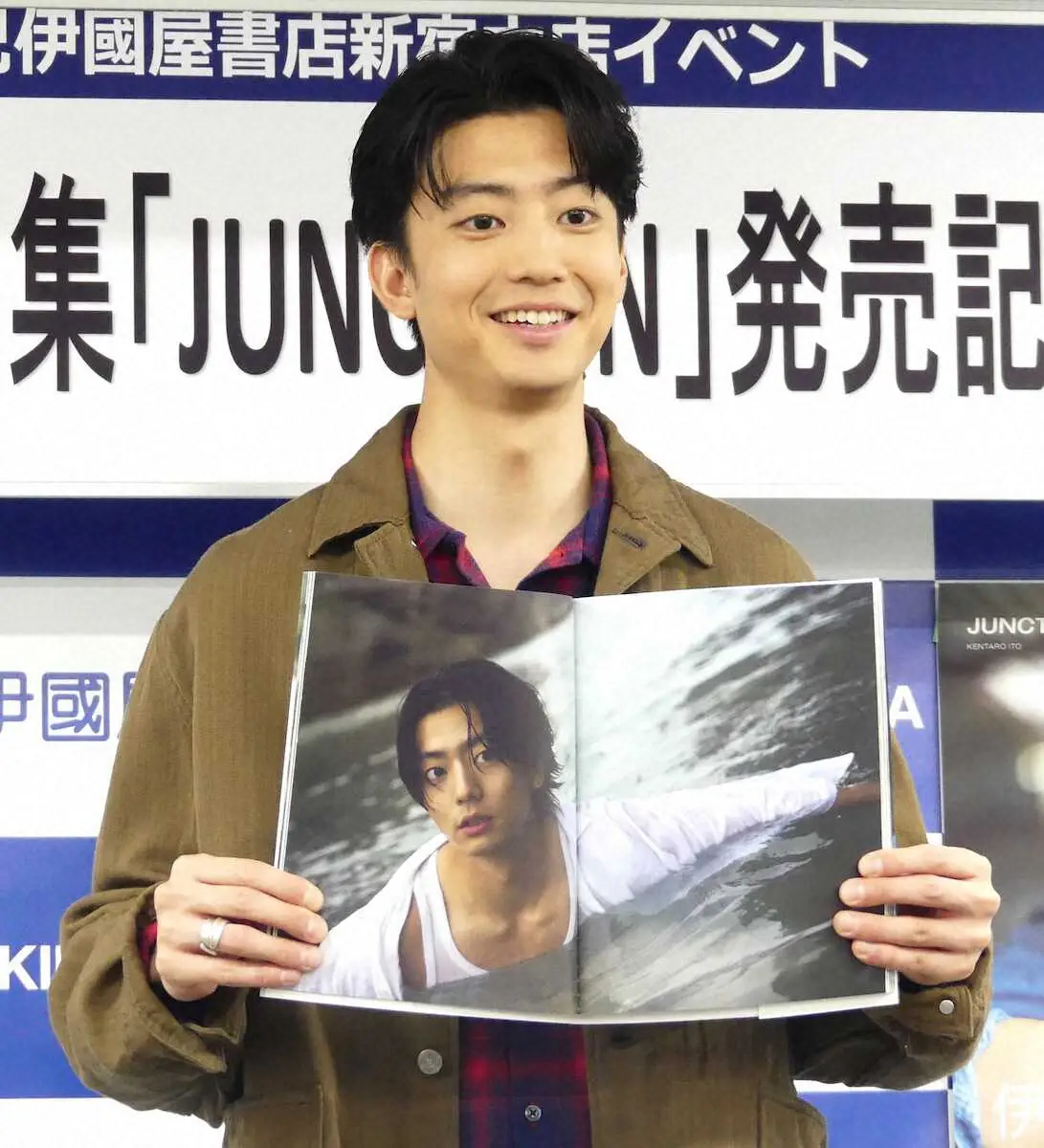 【画像・写真】伊藤健太郎　4年ぶり写真集は「公私混同」「沖縄でサーフィンがしたい」という思いからロケ地が決定