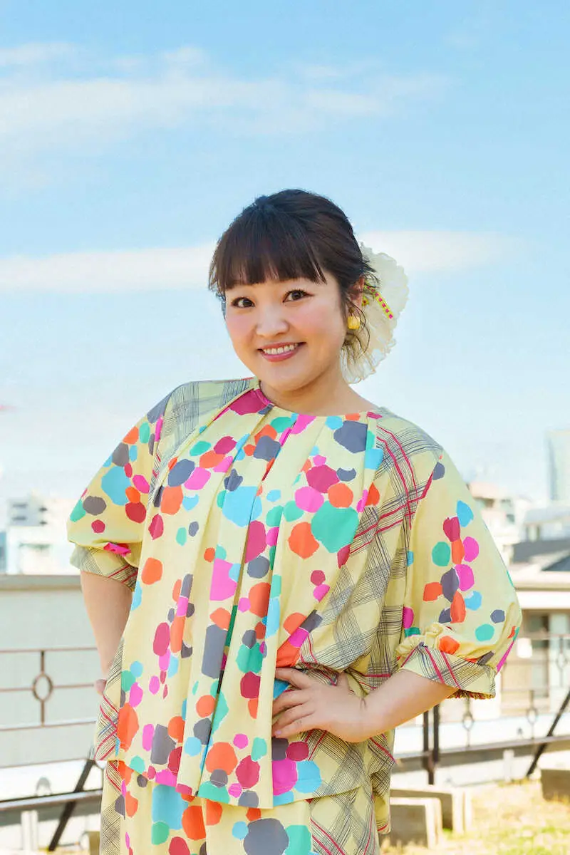 【画像・写真】柳原可奈子　子供のちぎり絵から発案　「女性たちの心が晴れる服」を発売