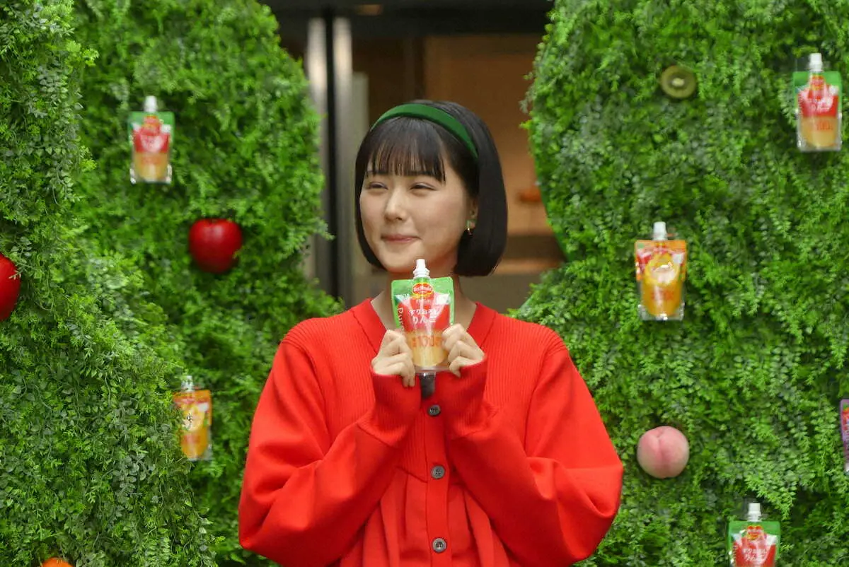 デルモンテ「ピュレフルーツ」イベント＞製品を実食し笑顔の原菜乃華