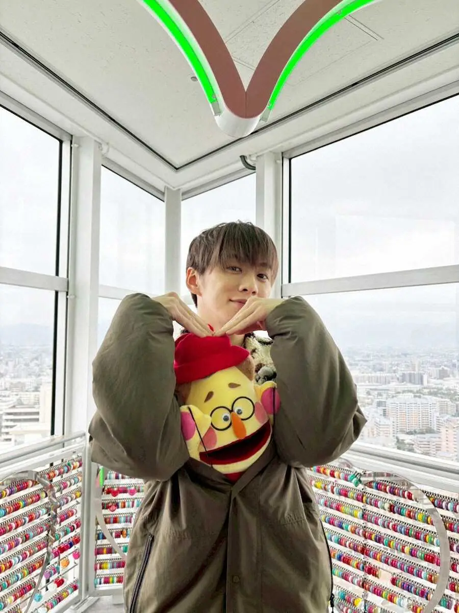 【画像・写真】IMP.基俊介、メンバーカラーの「愛鍵」をガッチリ！福岡タワー「推し活の聖地」に初上陸