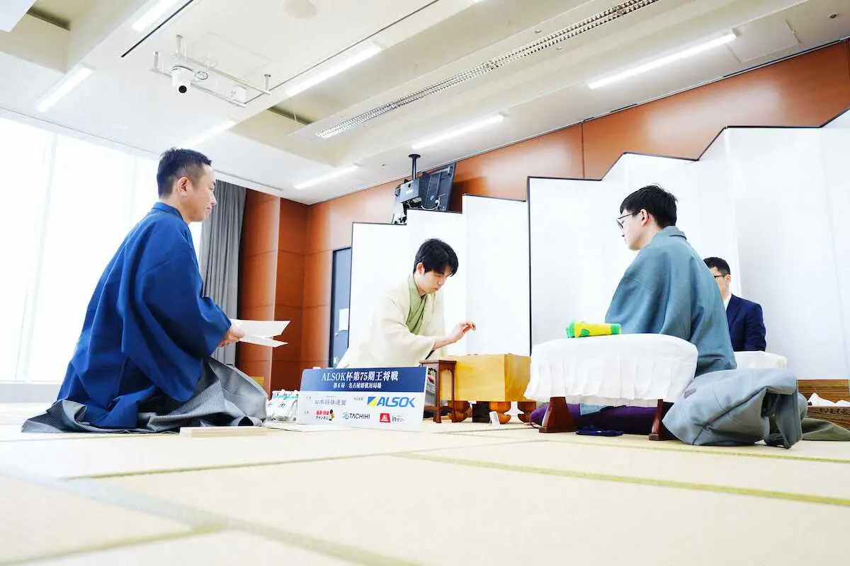 【画像・写真】【王将戦第6局】対局再開　藤井王将の封じ手は「▲8八同角」