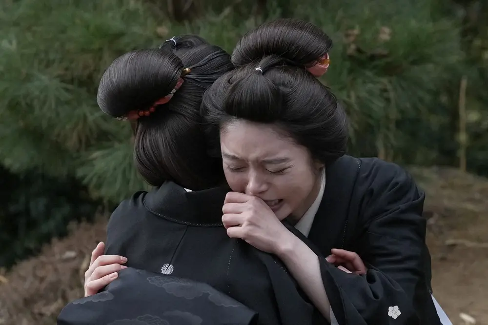 【画像・写真】連続テレビ小説「ばけばけ」第122話。雨清水トキ（髙石あかり）は庄田サワ（円井わん）の胸で取り乱し…（C）NHK
