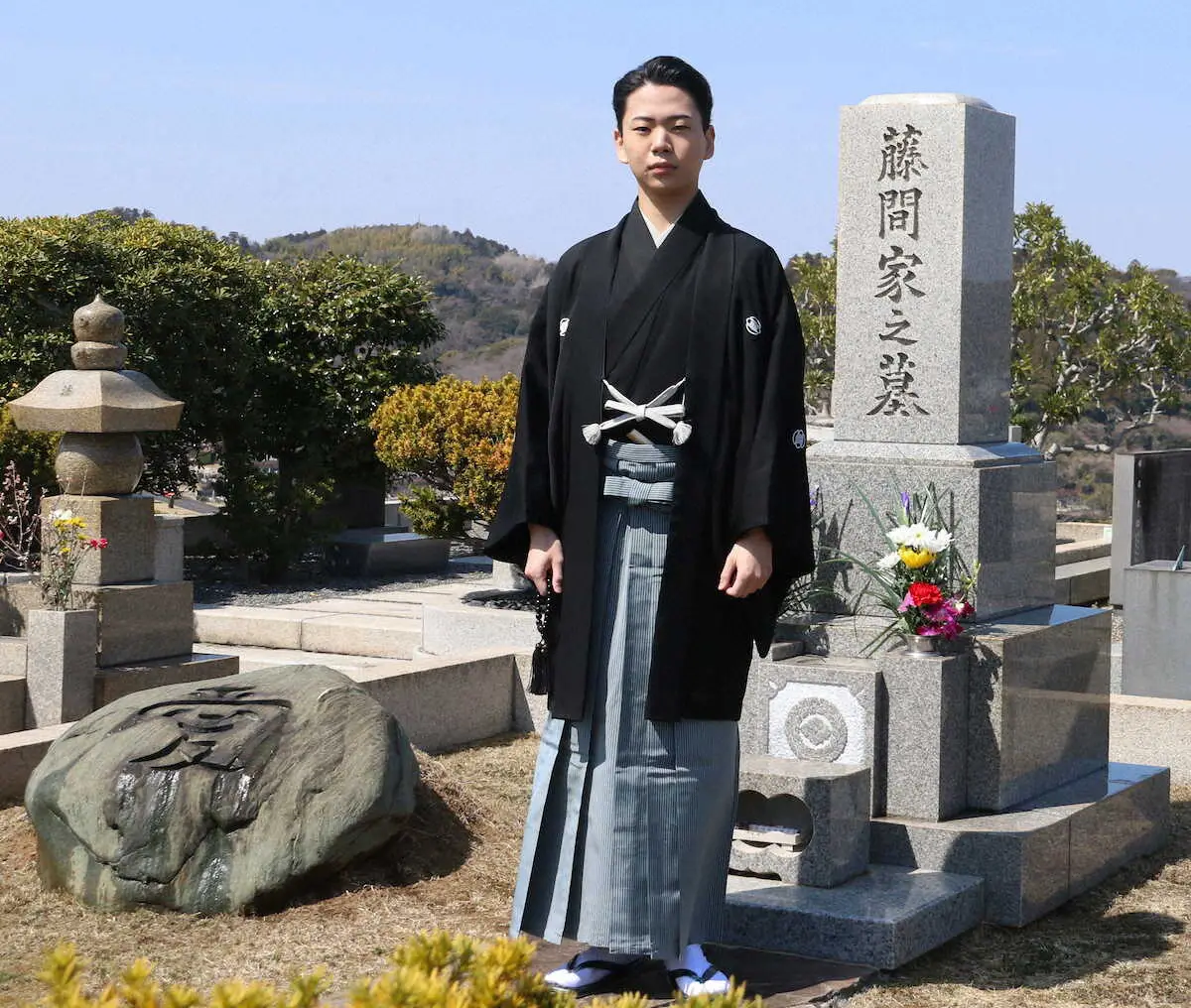 辰之助 祖父の初代辰之助らが眠る墓の前で写真に納まる尾上左近 - スポニチ
