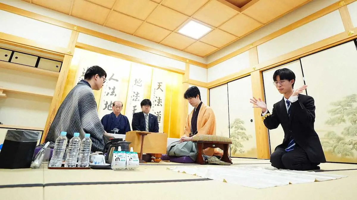 【画像・写真】【王将戦】最終局は振り駒で先後決定…大役務めた“孫弟子”に立会人の桐山九段が激励