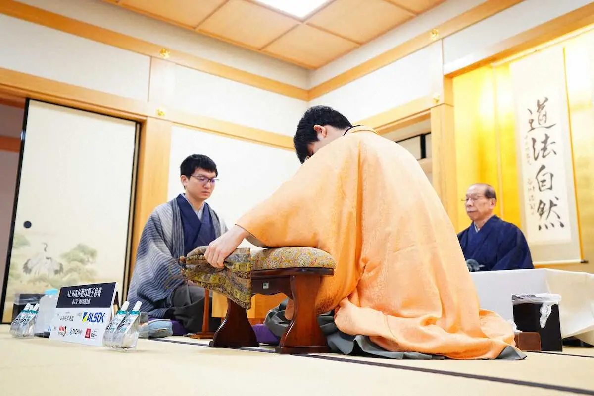 【画像・写真】【王将戦第7局】2日目午前のおやつ　藤井王将はチョコケーキ、永瀬九段はタルト