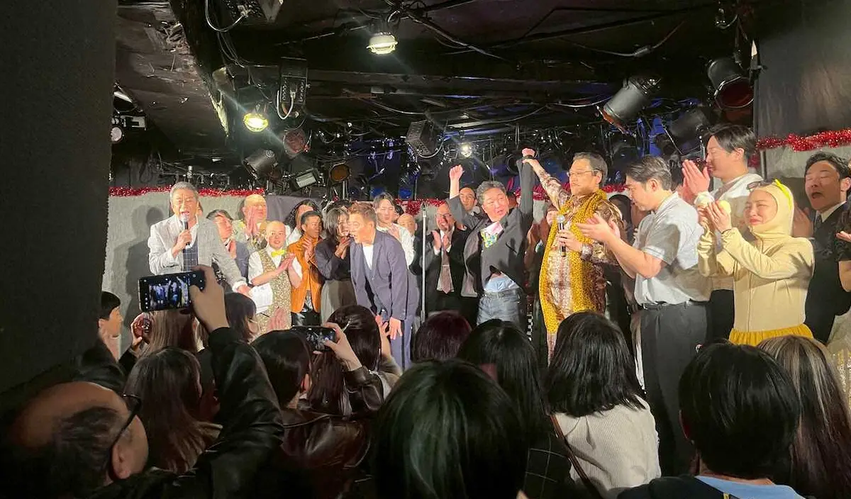 【画像・写真】スピードワゴン小沢一敬　涙の復帰　コンビで漫才披露「楽しかった」　渡辺正行と抱き合い感極まる