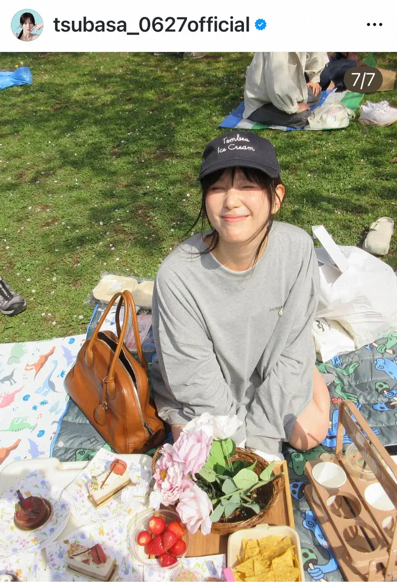 【画像・写真】本田翼　「外でレジャーシート敷いてご飯たべると…」お花見ショットに反響「めっちゃかわいい」