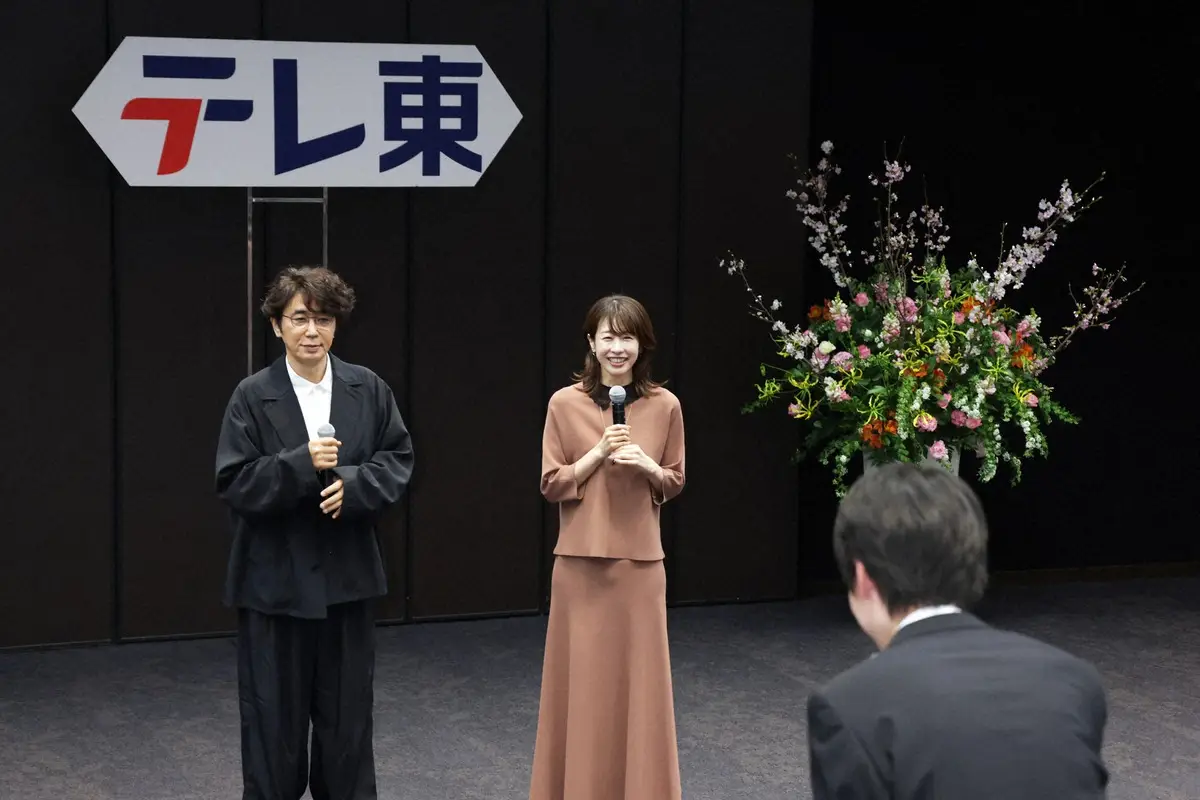 【画像・写真】テレ東入社式にユースケ・サンタマリアと加藤綾子がサプライズ登場！　新入社員「おぉぉー！」騒然