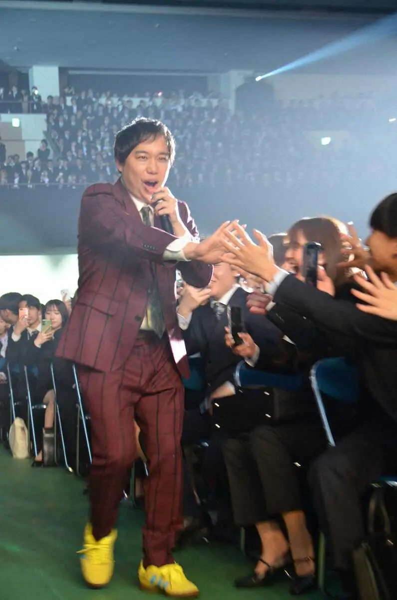 【画像・写真】近大、創立101年目入学式　つんく♂総合プロデュース、恒例のド派手入学式にせいや＆ナダルが登場！