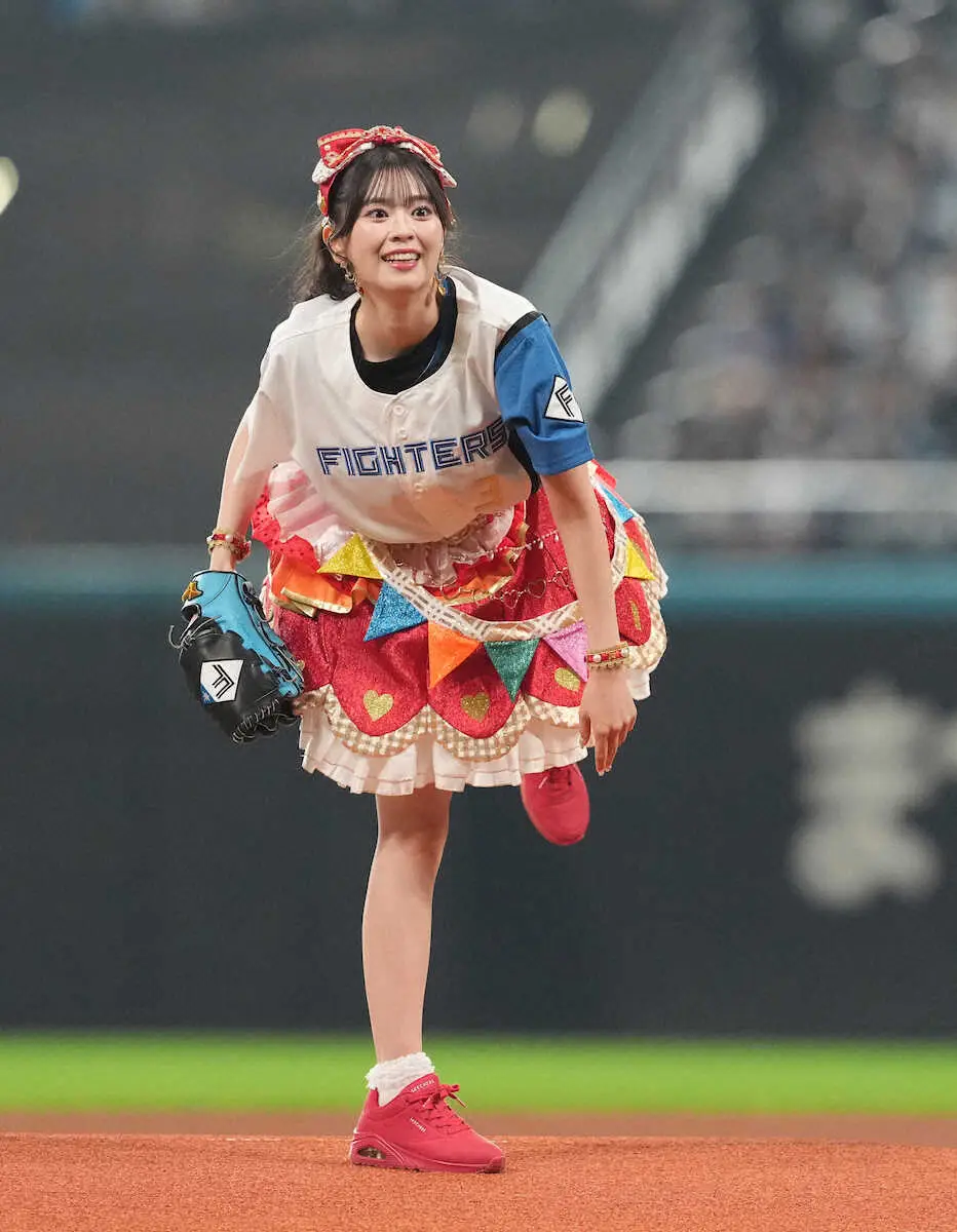 日・オ＞ファイターズガールときつねダンスを踊る「超ときめき（ハート