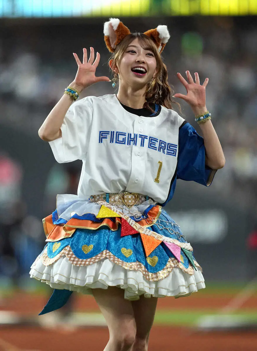 日・オ＞ファイターズガールときつねダンスを踊る「超ときめき（ハート