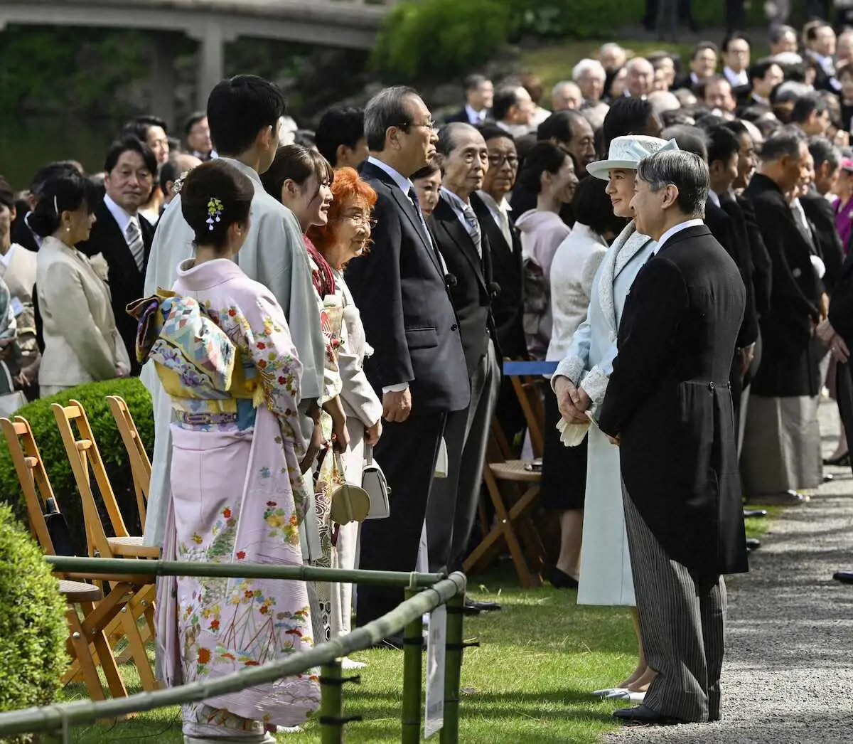 【画像・写真】春の園遊会で、五輪スノーボードで金メダルの村瀬心椛選手（左手前から3人目）と言葉を交わされる天皇、皇后両陛下