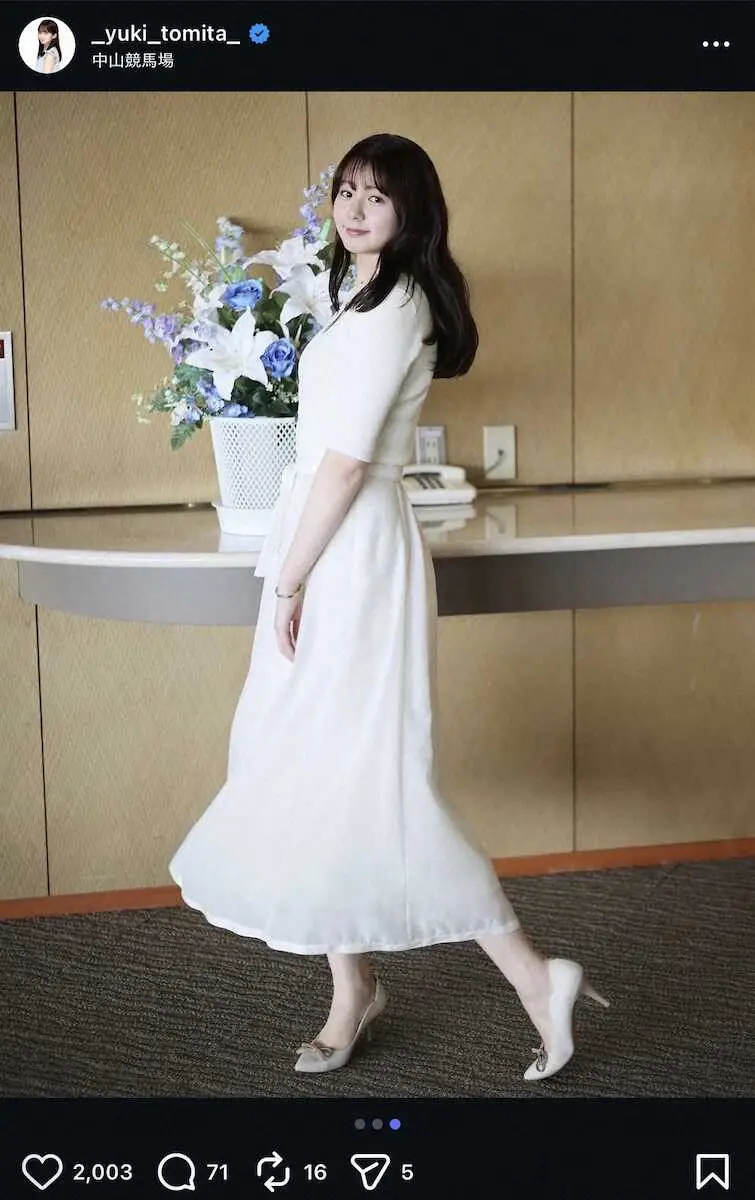 【画像・写真】競馬中継で人気のテレ東アナ　白半袖ニットの“あざと”ポーズSにネット反響！「天使」「可愛すぎ」