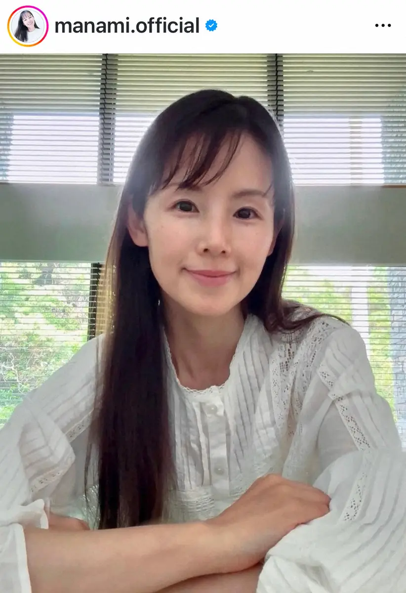 【画像・写真】47歳・小西真奈美　白のブラウスの自然体ショットに「変わらない美しさ」「世界一かわいい」の声