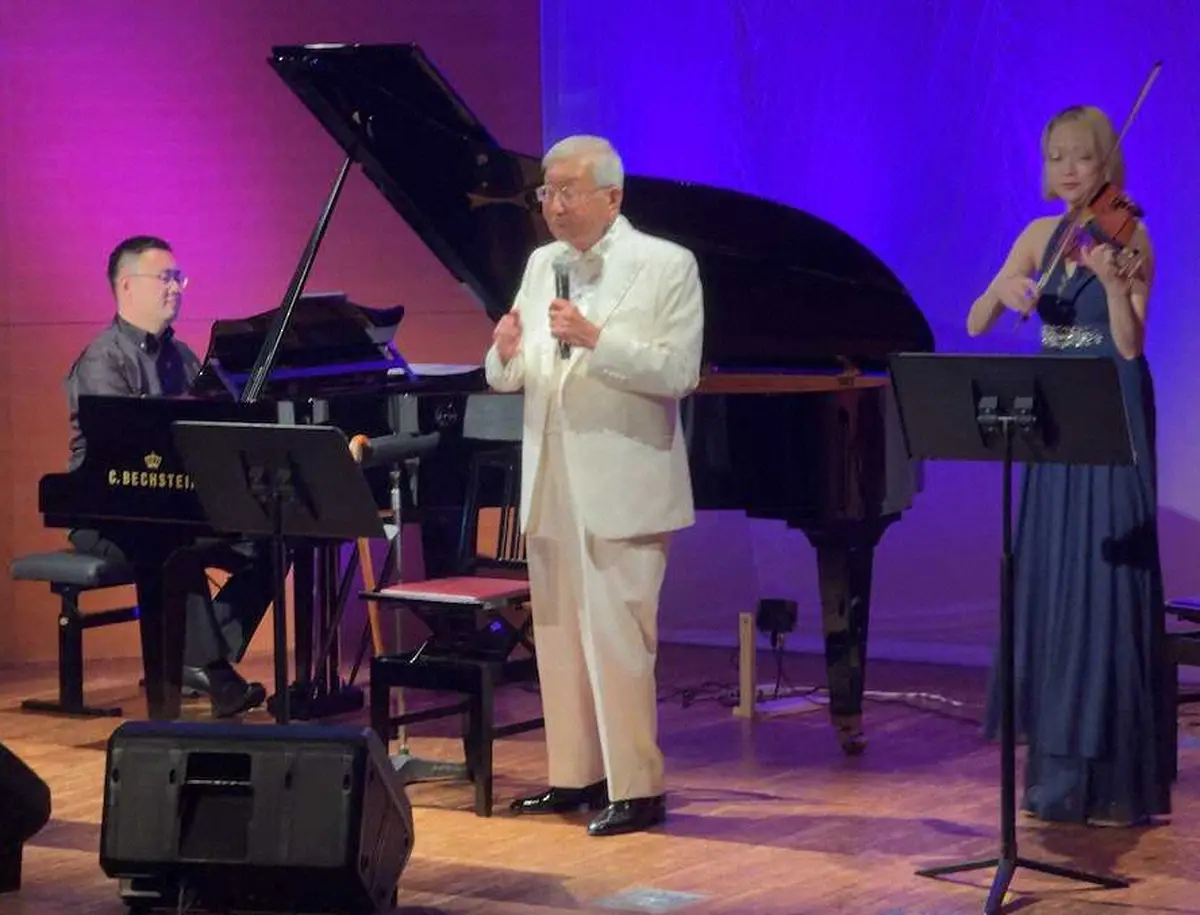 【画像・写真】昨年のコンサートで歌う髙嶋弘之氏（中央）