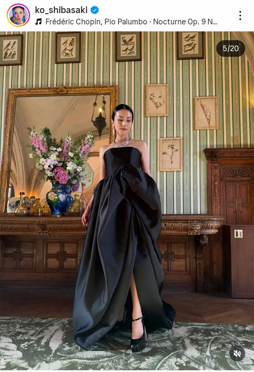 【画像・写真】柴咲コウ　パリ郊外の修道院でゴージャス黒のドレス姿披露に「素敵です」「見惚れちゃいました」の声