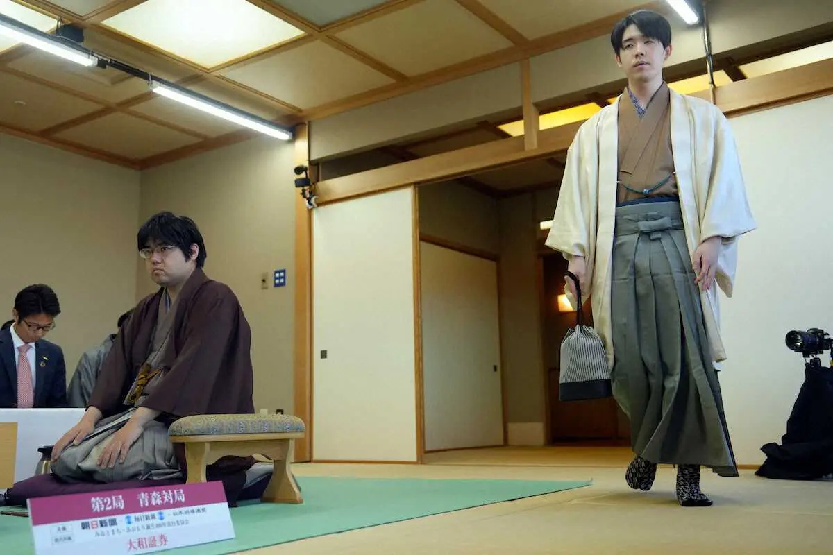 【画像・写真】藤井聡太名人　1日目朝はわずか17手　角出に糸谷哲郎九段が87分長考中