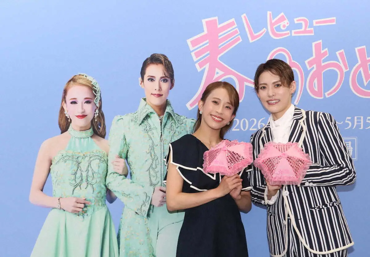 【画像・写真】桜ミニパラソルを手に意気込みを語った千咲えみ（左）と翼和希