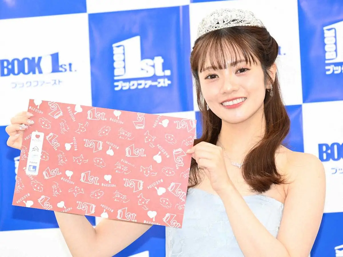 【画像・写真】宮田愛萌　28歳の誕生日に写真展開催「祝ってもらえるのでうれしい」　イラスト入りブックカバーも披露　