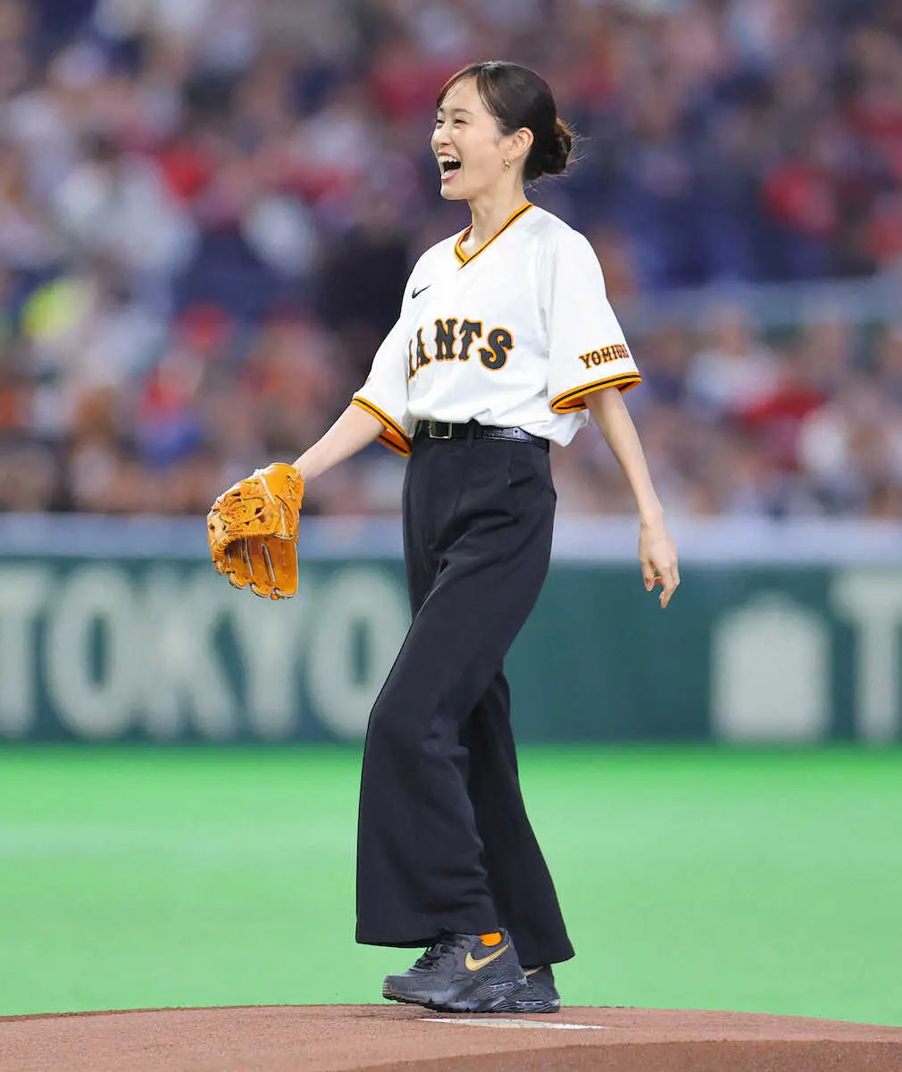 【画像・写真】前田敦子　ノーバン惜しい！“不動のセンター”が左投げで球場沸かせ笑顔　ネット「サウスポーにびっくり」
