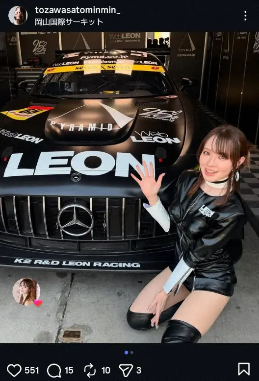 【画像・写真】“バイク＆車好きモデル”戸沢里美　超ミニ見返りショット披露に「美脚でかわいい」「スタイルいい」