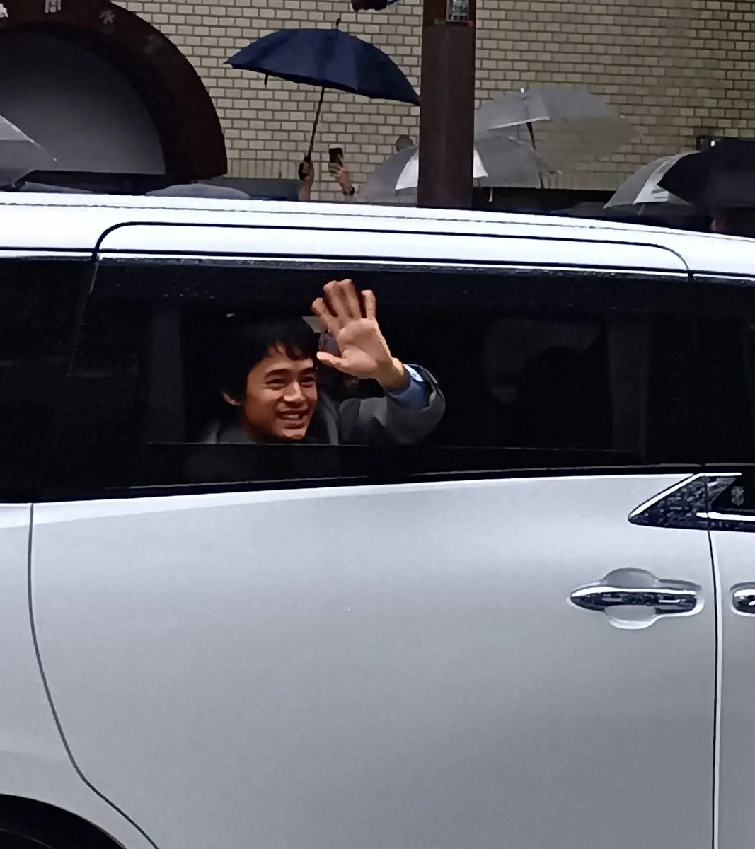 【画像・写真】「豊臣兄弟」仲野太賀＆池松壮亮　車から降りる“神対応”沿道どよめき「博多どんたく」雨中のパレード参加