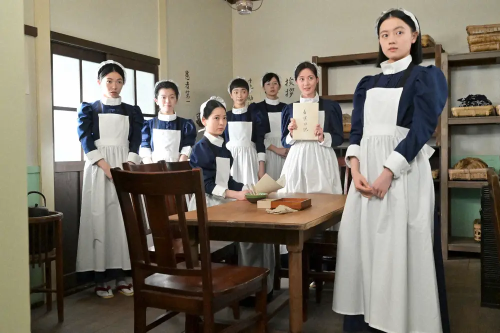 【画像・写真】連続テレビ小説「風、薫る」第31話。帝都医科大学附属病院での実習に励む直美（上坂樹里）やりん（見上愛）たち（C）NHK 