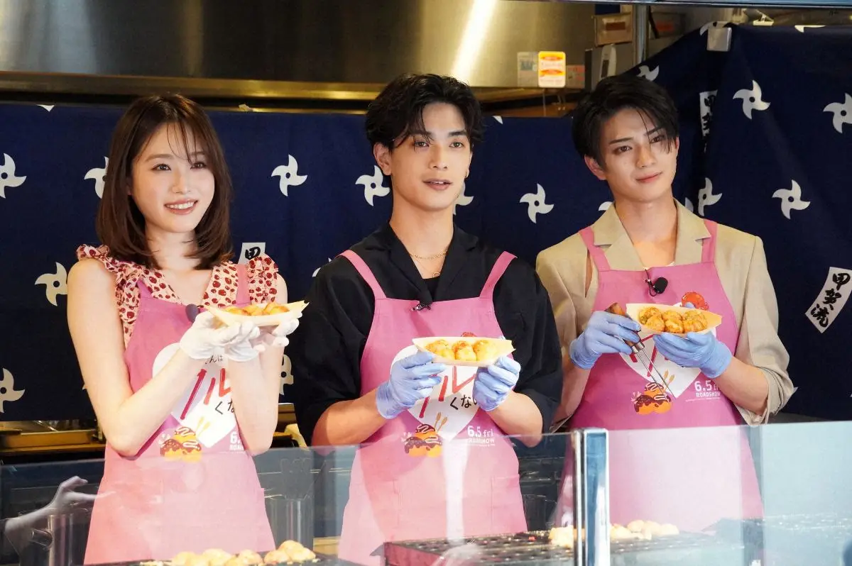 【画像・写真】高橋恭平「うんまっ！」なにわ凱旋、梅田でたこ焼きに舌鼓　自ら焼くも“初手”からプロのダメ出し