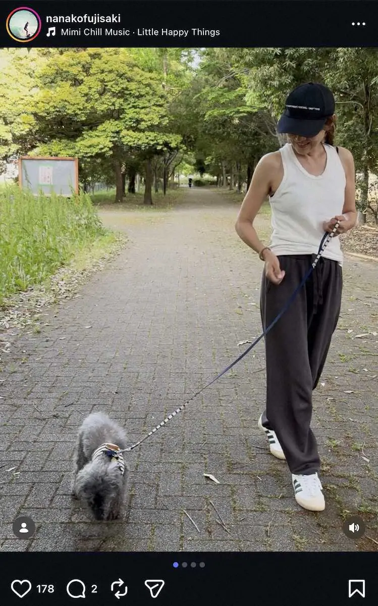 【画像・写真】48歳・藤崎奈々子「少しでも長生きしてくれますように」　白タンクトップ姿で実家の愛犬と散歩S！