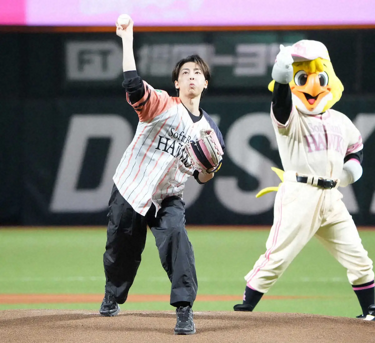 【画像・写真】福岡出身の俳優・高杉真宙がみずほペイペイDの「ピンクフルデー」で始球式　1年ぶりの雪辱にガッツポーズ