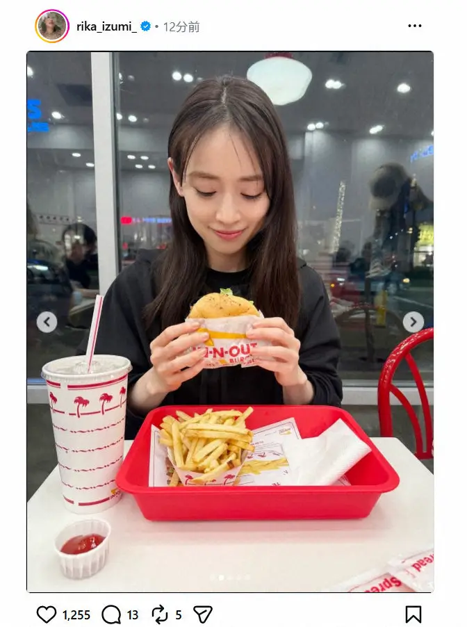 【画像・写真】泉里香　大谷翔平も愛したハンバーガーをパクリ！　「めっちゃ美味しそう」「スマイル素敵」の声