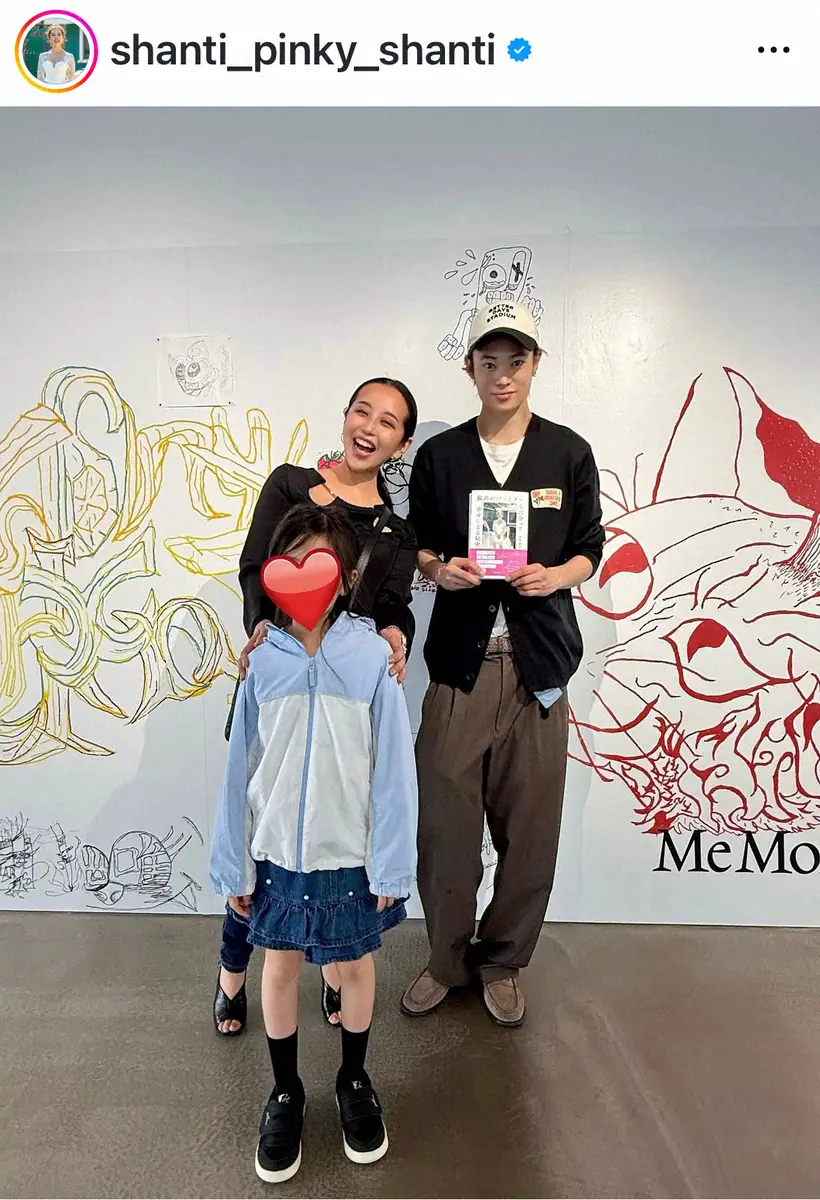 【画像・写真】窪塚洋介の美人妻　8歳長女とともに長男・愛流の初個展へ「親として本当に嬉しく、感慨深い」　親子S披露