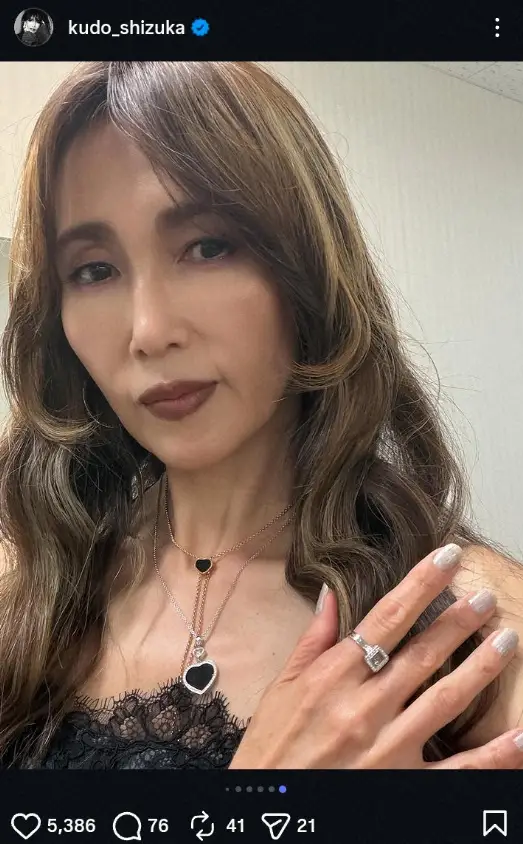 【画像・写真】工藤静香　“音浴”ロングドレス姿披露に「お衣装もアクセサリーも素敵です」「めちゃ可愛い」