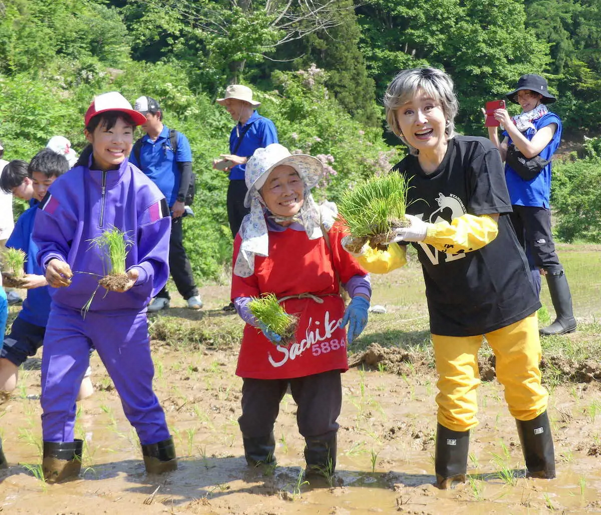 【画像・写真】小林幸子　新潟「小林幸子田」で子供たちと田植え「私の第二の故郷はここ」