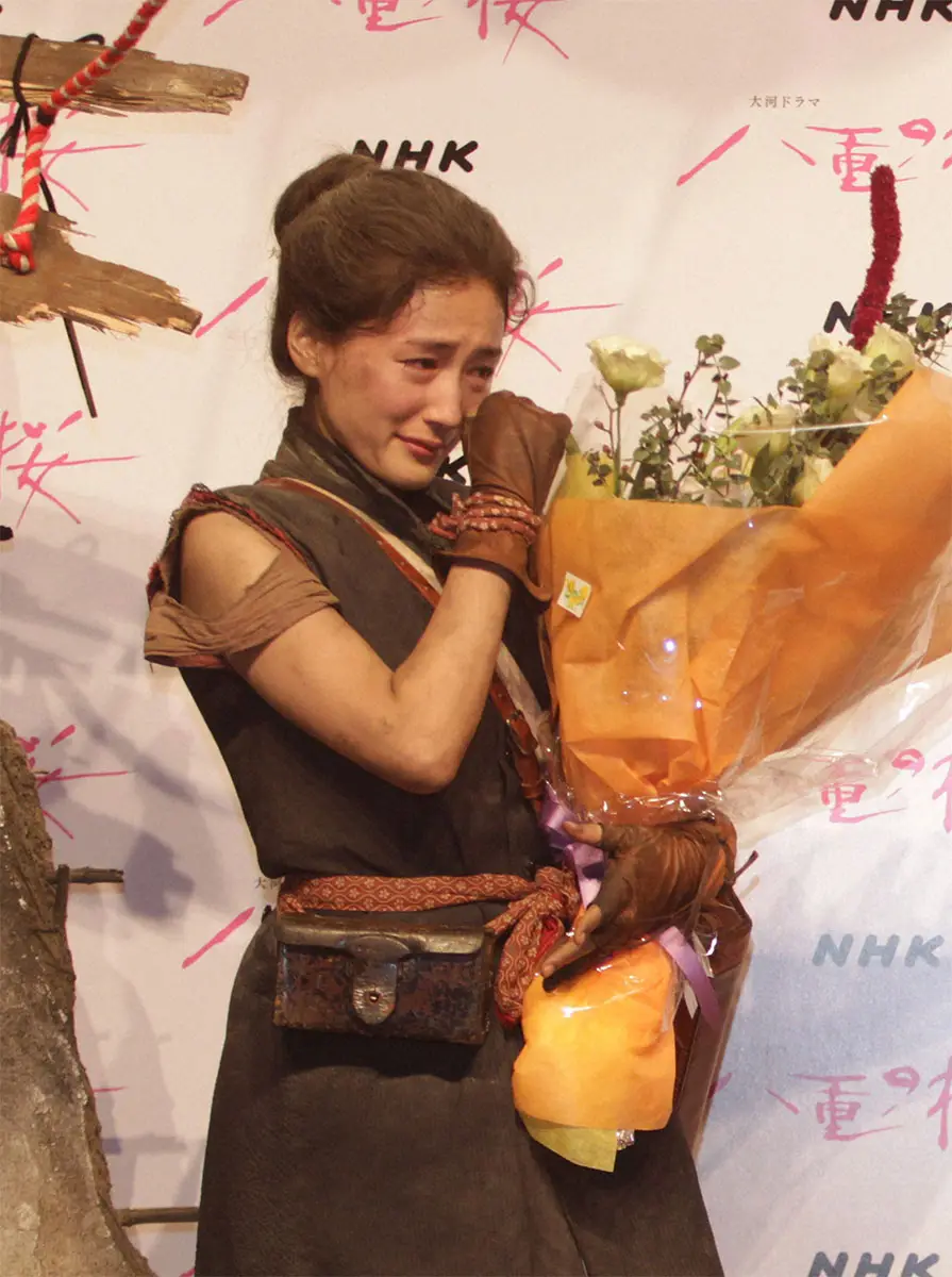 【画像・写真】ＮＨＫ大河ドラマ「八重の桜」の撮影が終了し、花束を手に涙を流す主人公・新島八重を演じた女優の綾瀬はるか