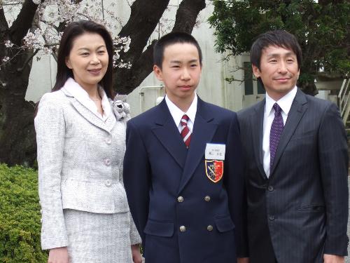 横山典弘騎手（右）、母・園美さん（左）と競馬学入学式に出席した横山和生