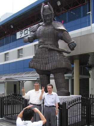 江戸川競艇場に出現した、昭和の特撮映画のキャラクター「大魔神」。カメラ付き携帯で記念撮影するファンの姿も