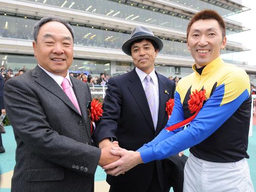 ＜阪神ＪＦ＞ガッチリ握手の（左から）金子オーナー、国枝師、蛯名騎手
