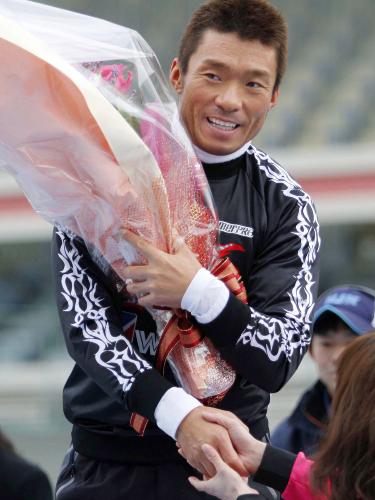 熊本競輪開設５９周年記念火の国杯争奪戦決勝　花束を受け笑顔の、優勝した武田豊樹