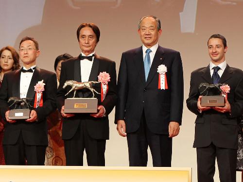 ＜ＪＲＡ賞授賞式＞ＪＲＡ・土川理事長（前列左から３人目）と記念写真に納まるウオッカの角居調教師（前列左端）、馬主の谷水氏（前列左から２人目）、ルメール騎手