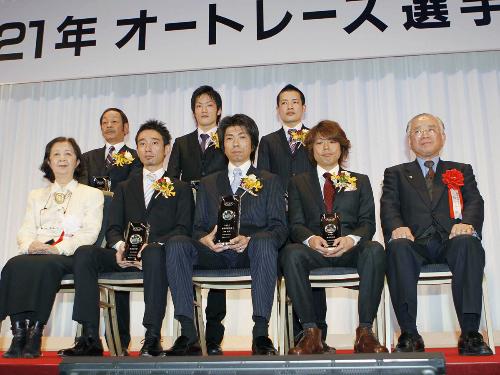 選手表彰式で記念写真に納まる、最優秀選手賞に選ばれた高橋貢（前列中央）ら